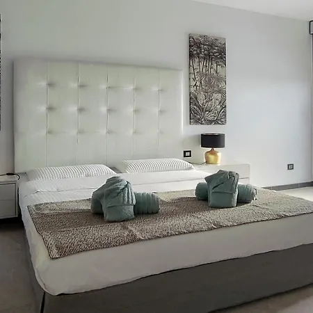 Villasroyale Leon - Heated Pool And Barrier Free Access *