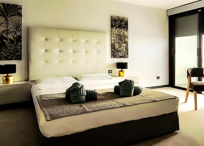 Villa Villasroyale Leon - Heated Pool And Barrier Free Access *